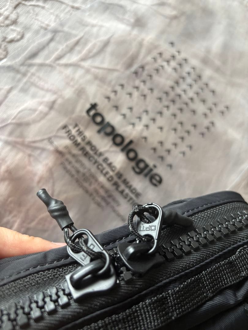 【タグ付き新品】topologie ブラック サコッシュ　ストラップ付年末価額‼️