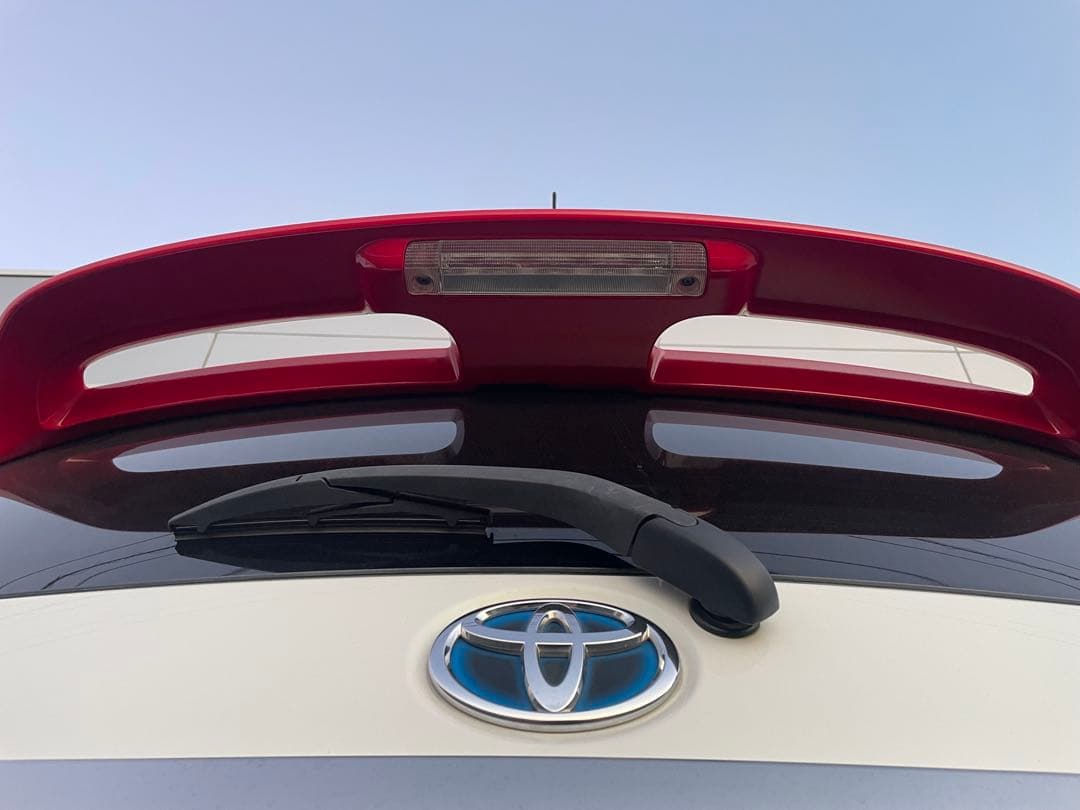 トヨタアクアNHP10リア　バックドアスポイラー　ウイング純正オプション　中古