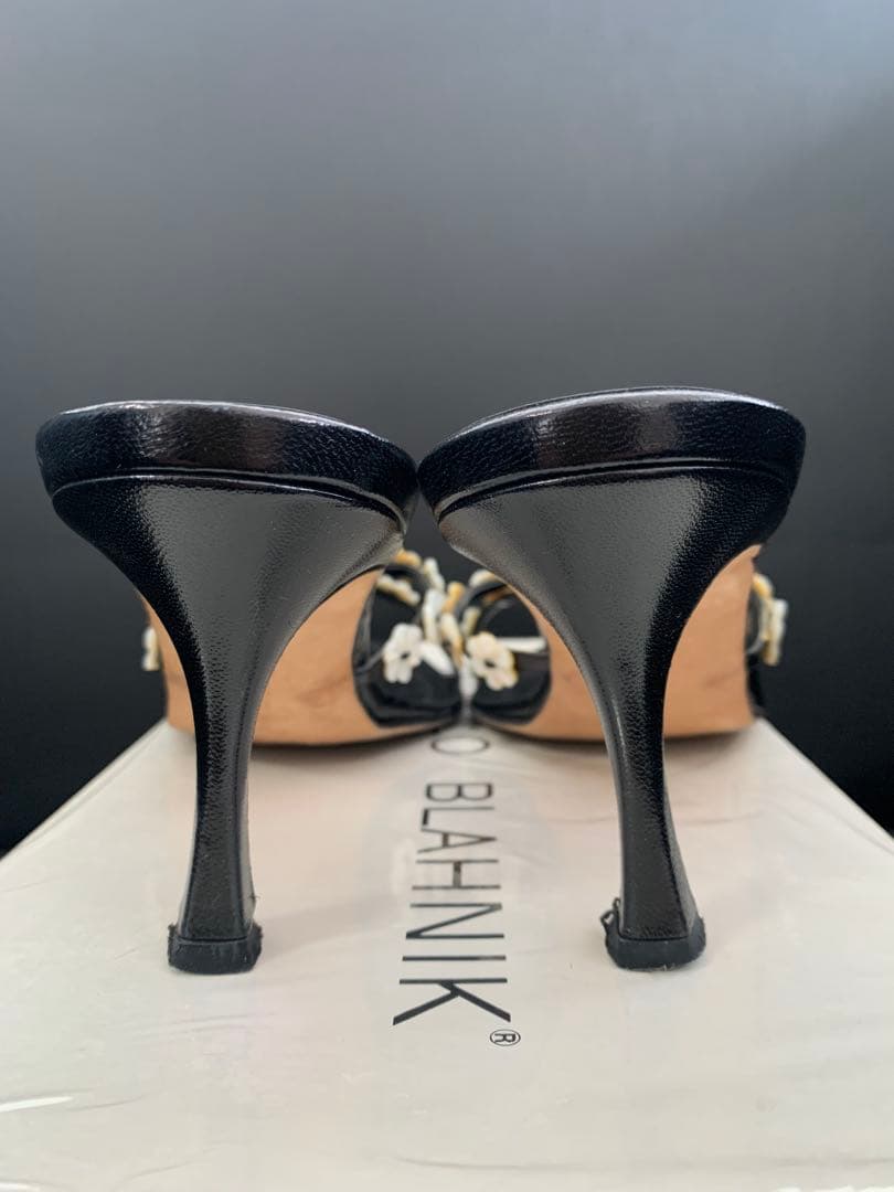 マノロブラニク ブラック ミュール フラワーモチーフ