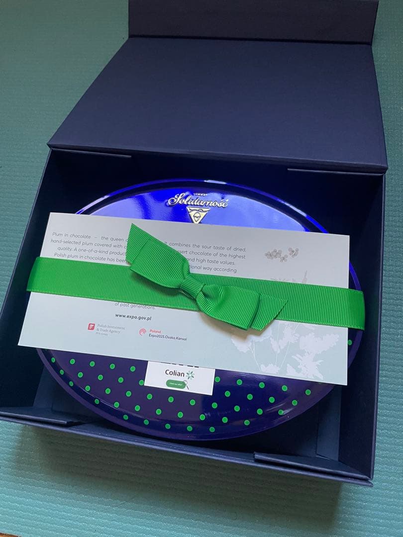 万博のポーランドのパビリオンのVIPのギフト 本とスイーツ