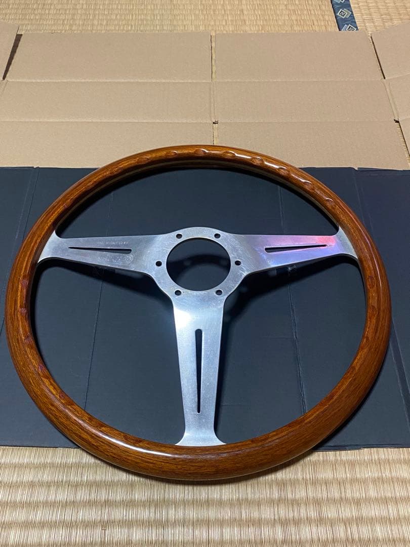 ウッドとアルミの3スポークステアリングホイール