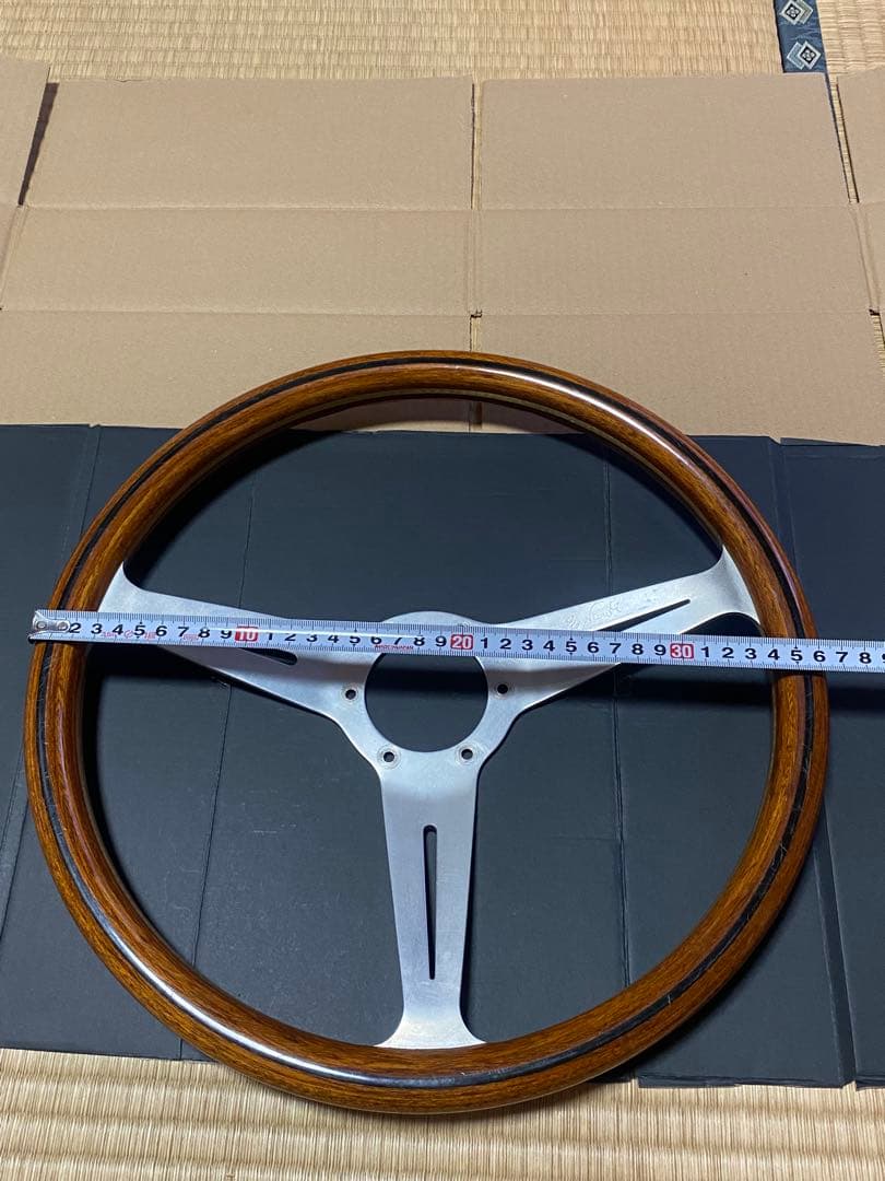 ウッドとアルミの3スポークステアリングホイール
