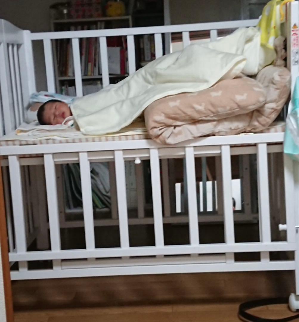 折りたたみ式ホワイトベビーベッド