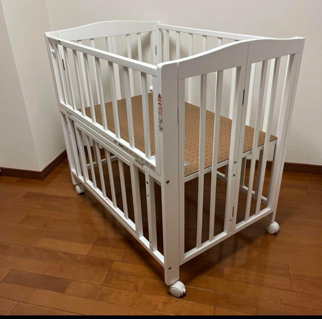 折りたたみ式ホワイトベビーベッド