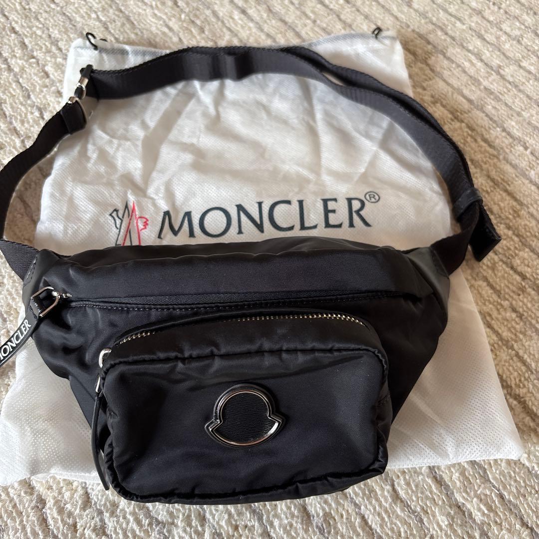 MONCLER ブラック ボディバッグ