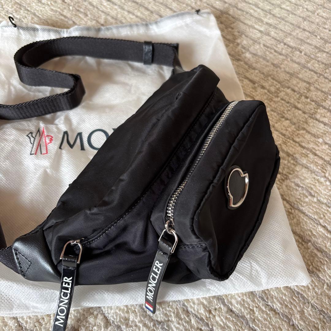 MONCLER ブラック ボディバッグ
