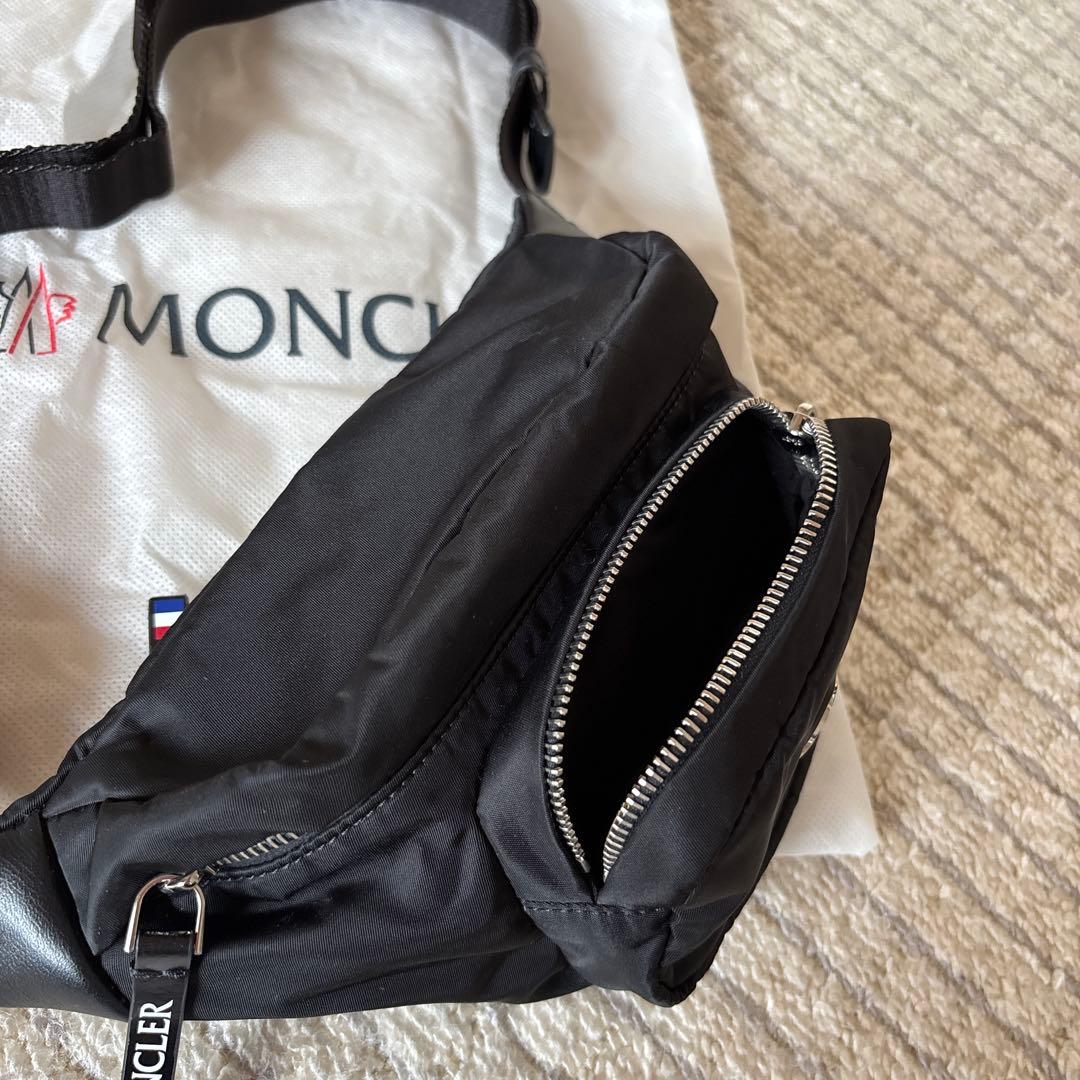 MONCLER ブラック ボディバッグ