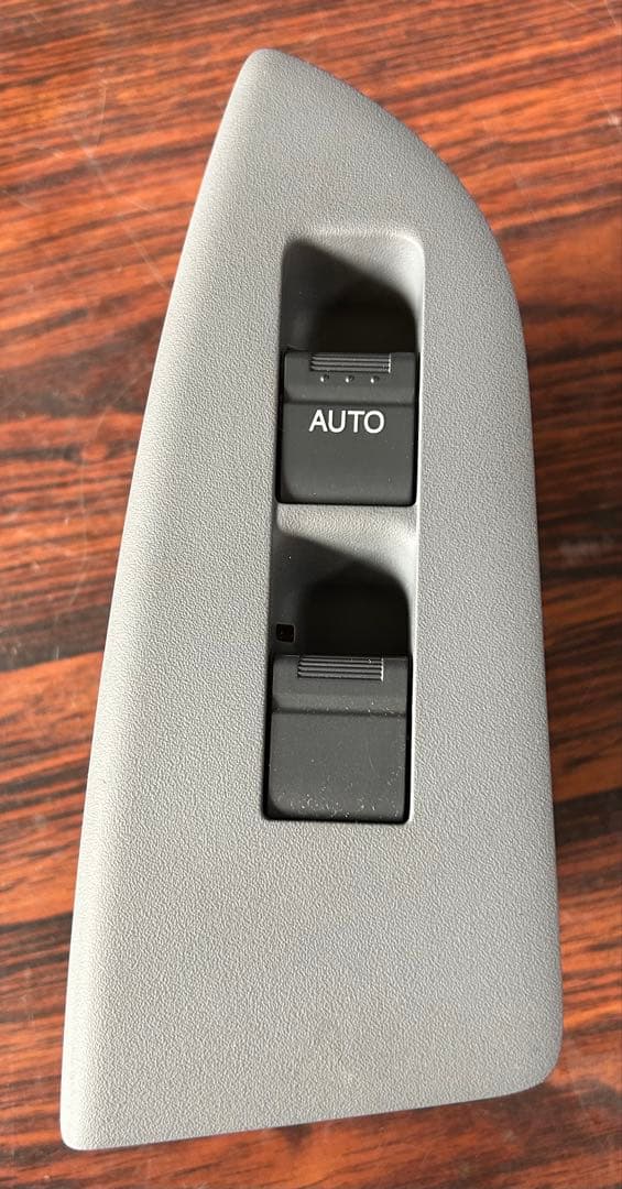 ISUZU エルフ パワーウィンドウスイッチ 右