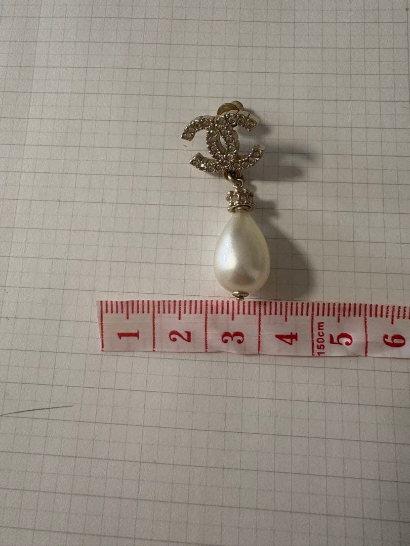 CHANEL ロゴ付きパールピアス(片耳用)