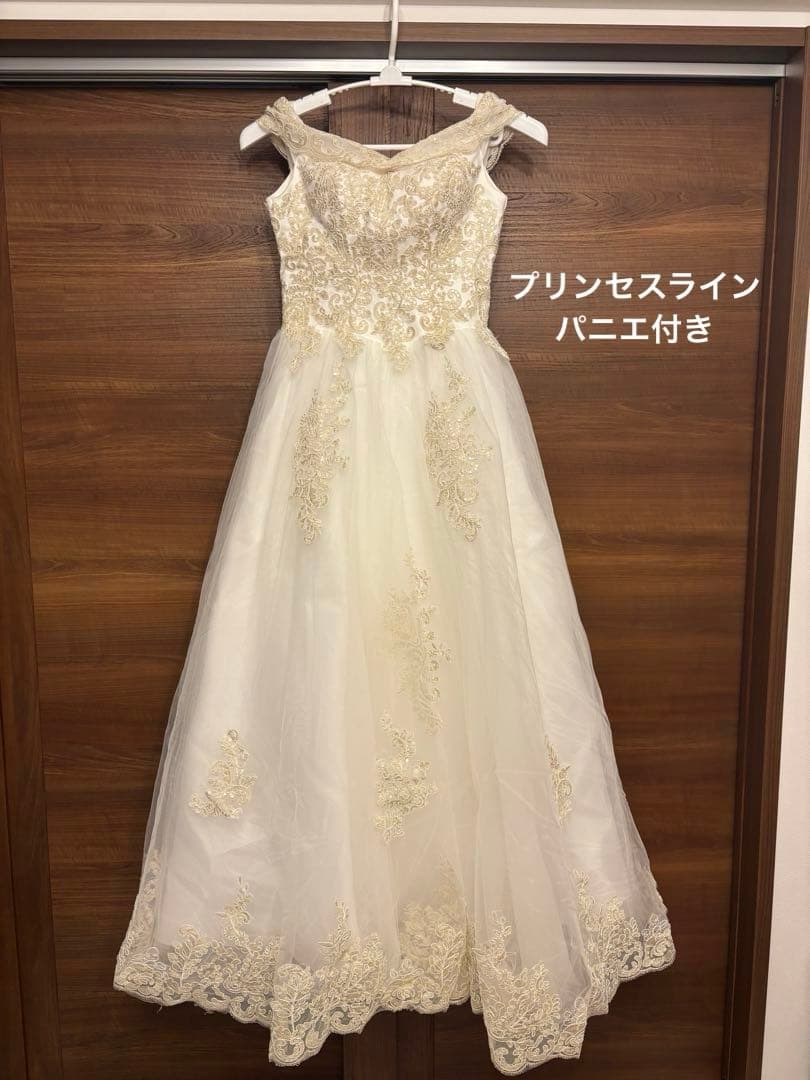 プリンセスライン　オフショルダー　ウェディングドレス　パニエ付き