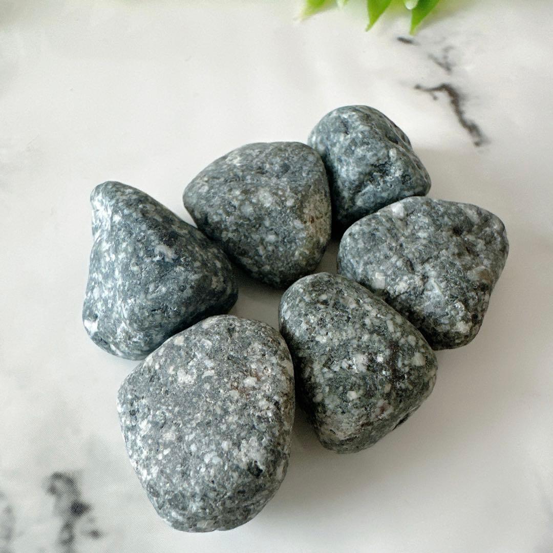 【自然の丸み 遠野霊石】 にぎり石6個｜6つそろって生まれるコロコロ波動