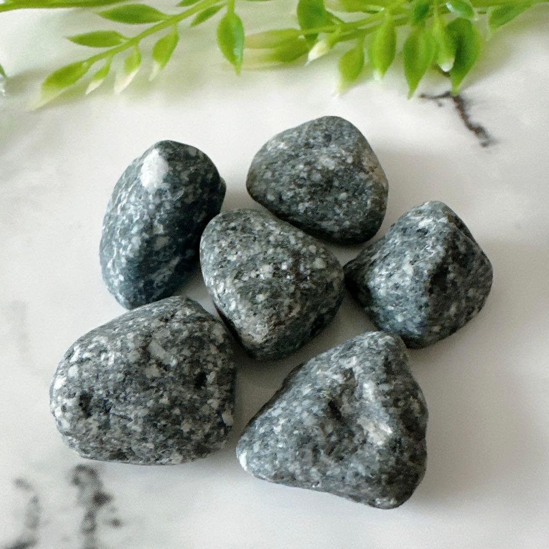 【自然の丸み 遠野霊石】 にぎり石6個｜6つそろって生まれるコロコロ波動
