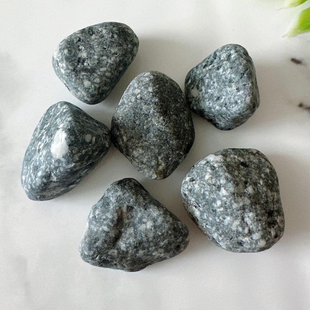 【自然の丸み 遠野霊石】 にぎり石6個｜6つそろって生まれるコロコロ波動