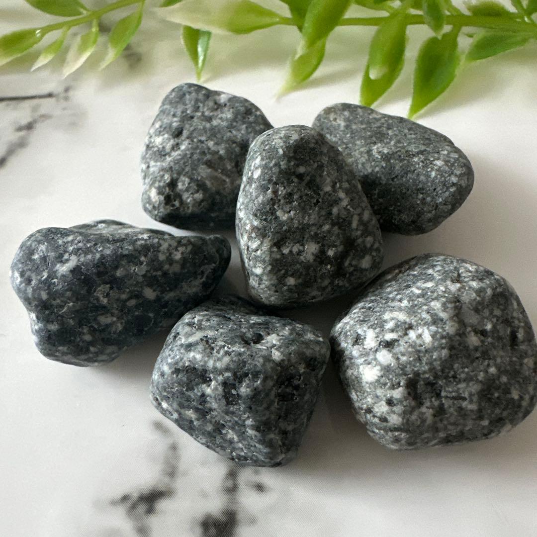 【自然の丸み 遠野霊石】 にぎり石6個｜6つそろって生まれるコロコロ波動