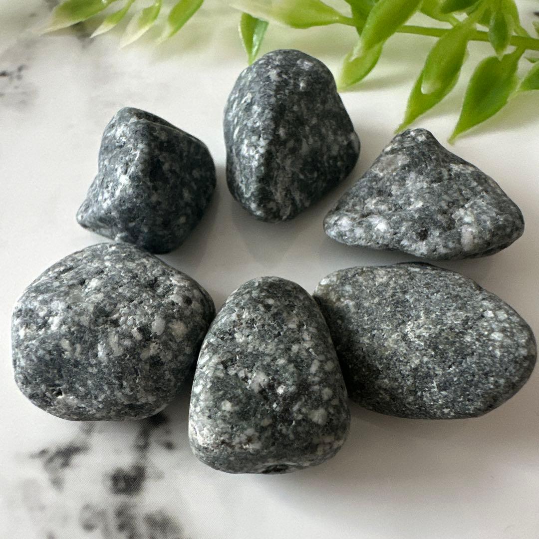 【自然の丸み 遠野霊石】 にぎり石6個｜6つそろって生まれるコロコロ波動