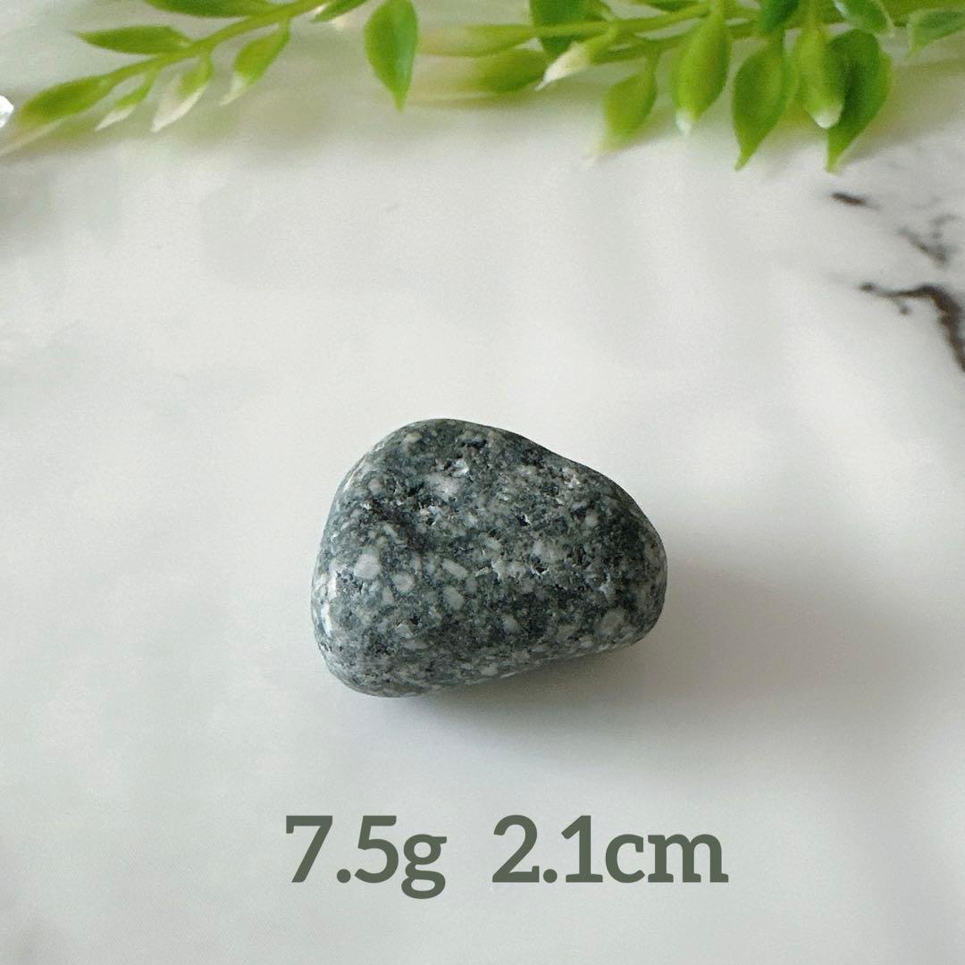 【自然の丸み 遠野霊石】 にぎり石6個｜6つそろって生まれるコロコロ波動