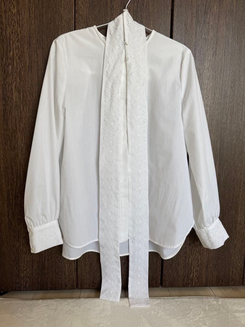 ホワイトレースリボン付き長袖シャツ