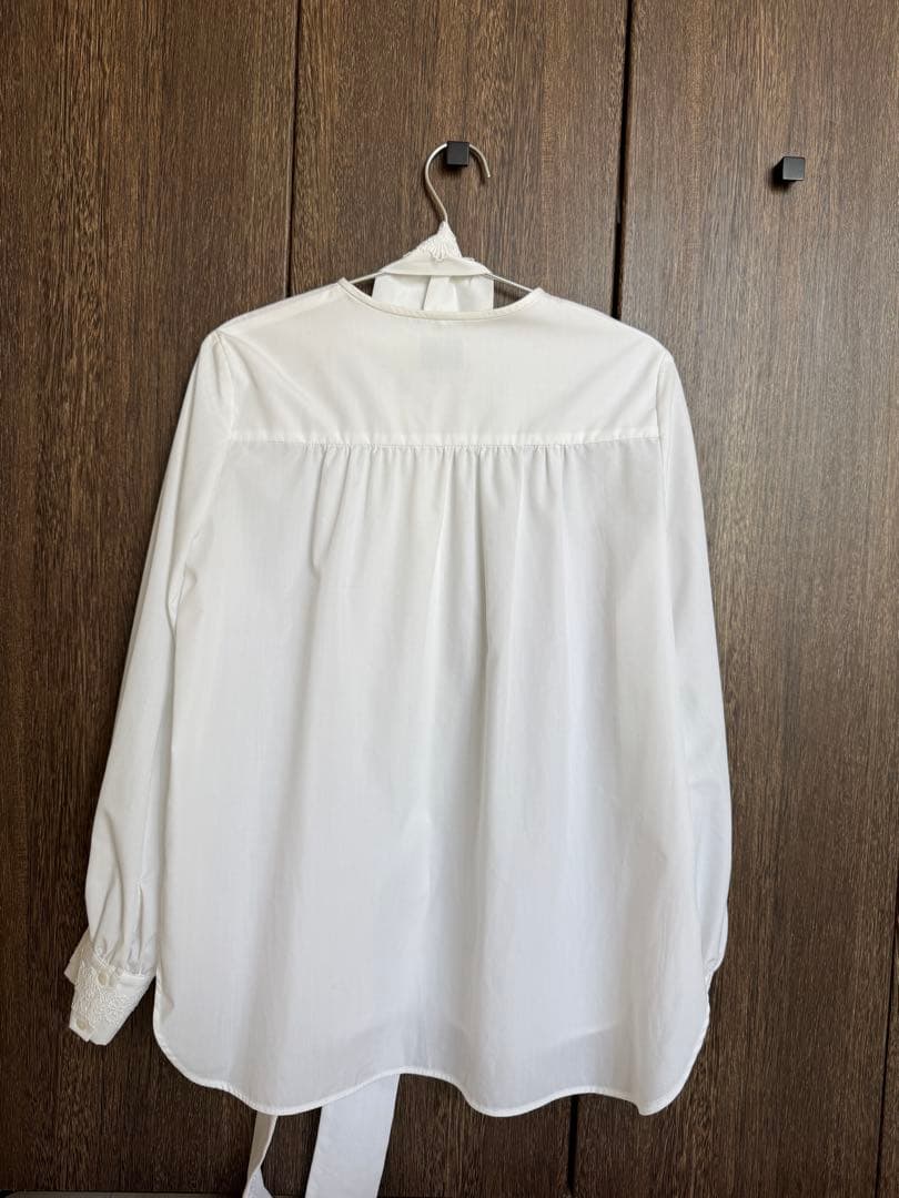 ホワイトレースリボン付き長袖シャツ