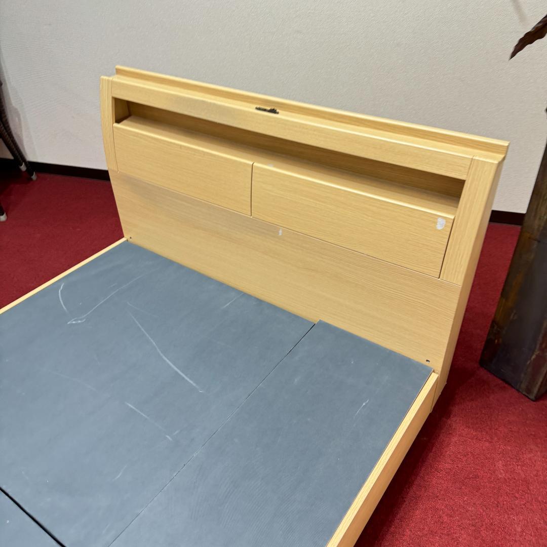 ダブルベッド　引き出し有り　コンセント付き　枕元に収納有