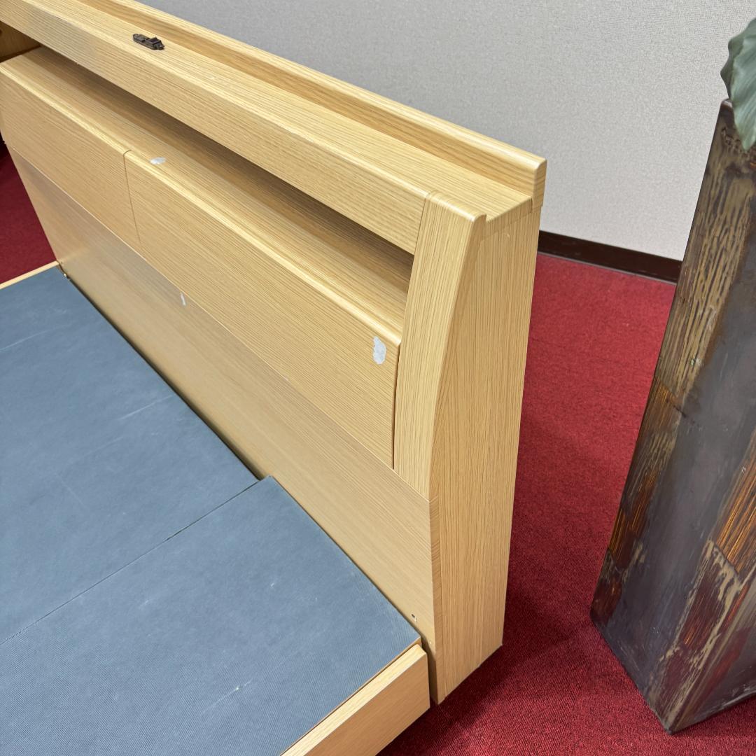 ダブルベッド　引き出し有り　コンセント付き　枕元に収納有