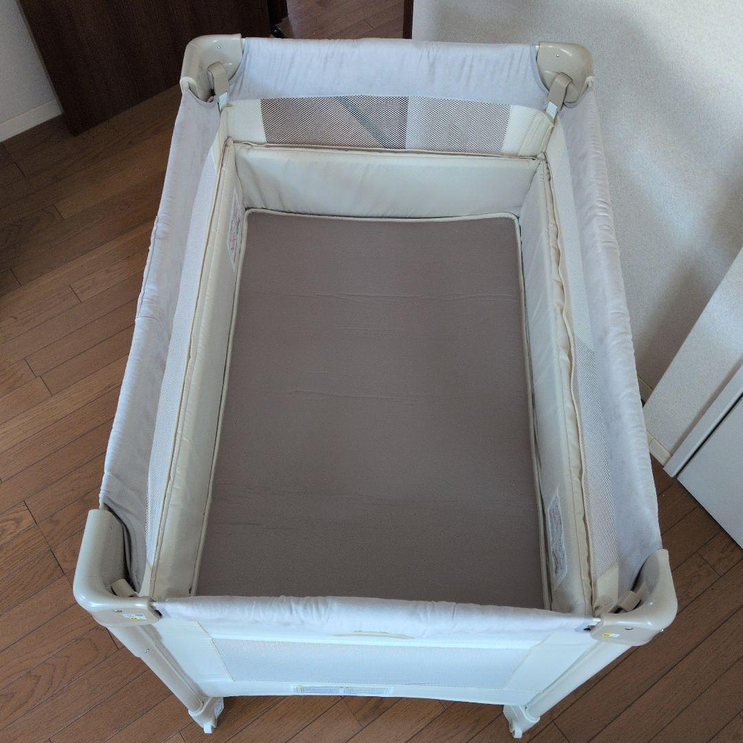 アップリカ　ココネルエアープラス　ベビーベッド　 西川敷き布団とパッドシーツ付き
