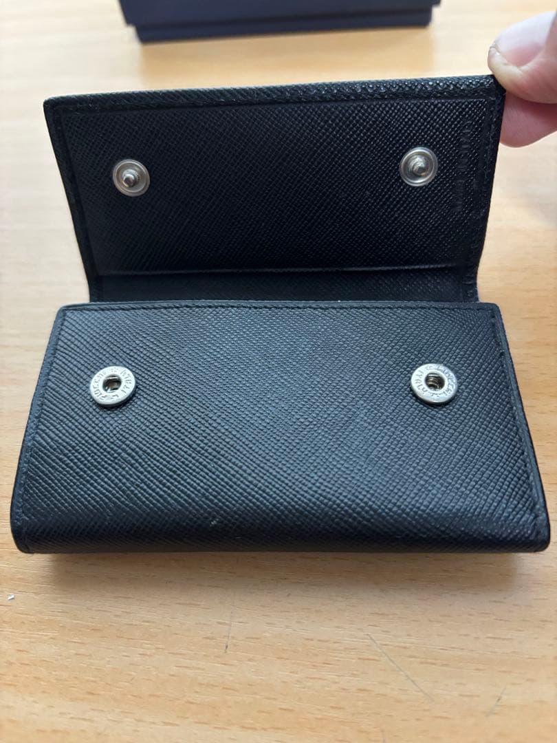 ひ*。様 プラダPRADA サフィアーノレザー NERO黒ブラック6連キーケース