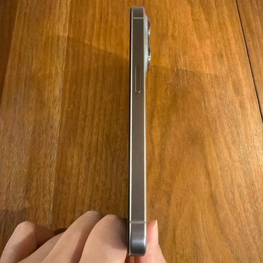 iPhone 15 Pro ナチュラルチタニウム 本体　美品　ケース付き