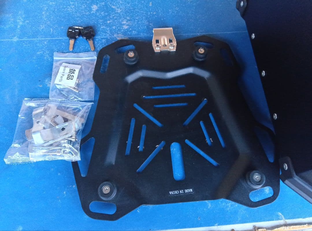 バイク用リアボックス55Lと取り付けプレート