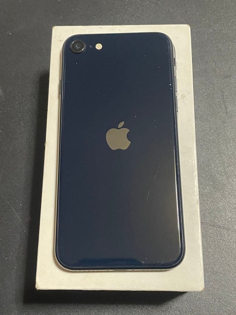 iPhone SE3 64GB ミッドナイトSIMフリー　バッテリー82%