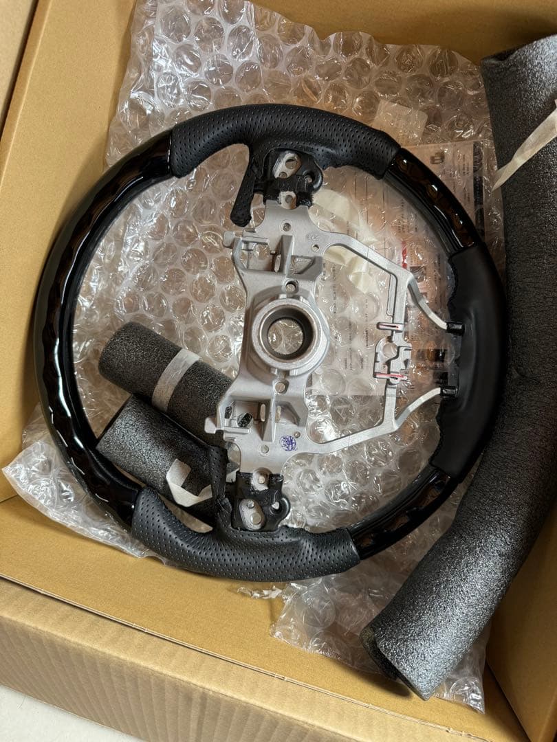 R*S様 美品　REAL プレミアムシリーズ　ピアノブラックステアリング　TYA