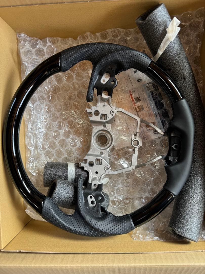 R*S様 美品　REAL プレミアムシリーズ　ピアノブラックステアリング　TYA