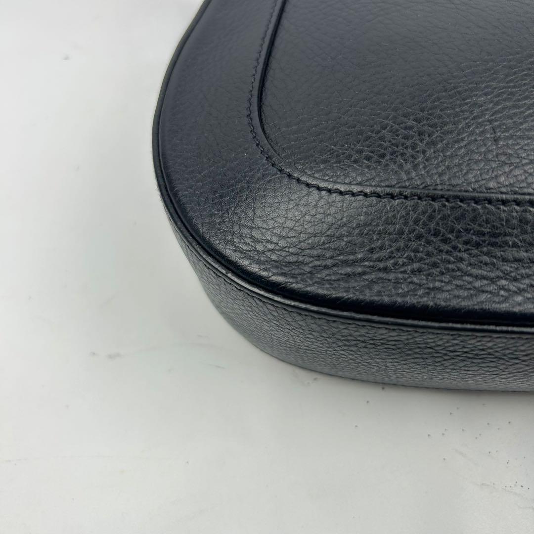 【美品】イルビゾンテ　ショルダーバッグ　レザー　フラップ　ロゴ型押し　現行タグ