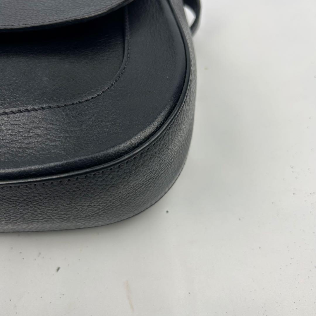 【美品】イルビゾンテ　ショルダーバッグ　レザー　フラップ　ロゴ型押し　現行タグ