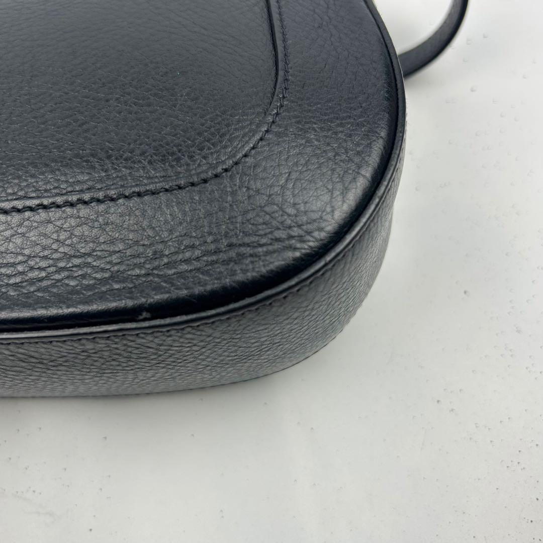 【美品】イルビゾンテ　ショルダーバッグ　レザー　フラップ　ロゴ型押し　現行タグ