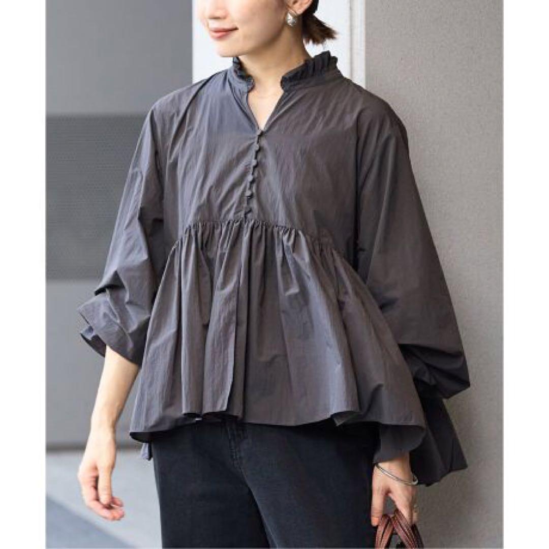 美品 IENAイエナ ライトタフタショートギャザーブラウス チャコールグレー