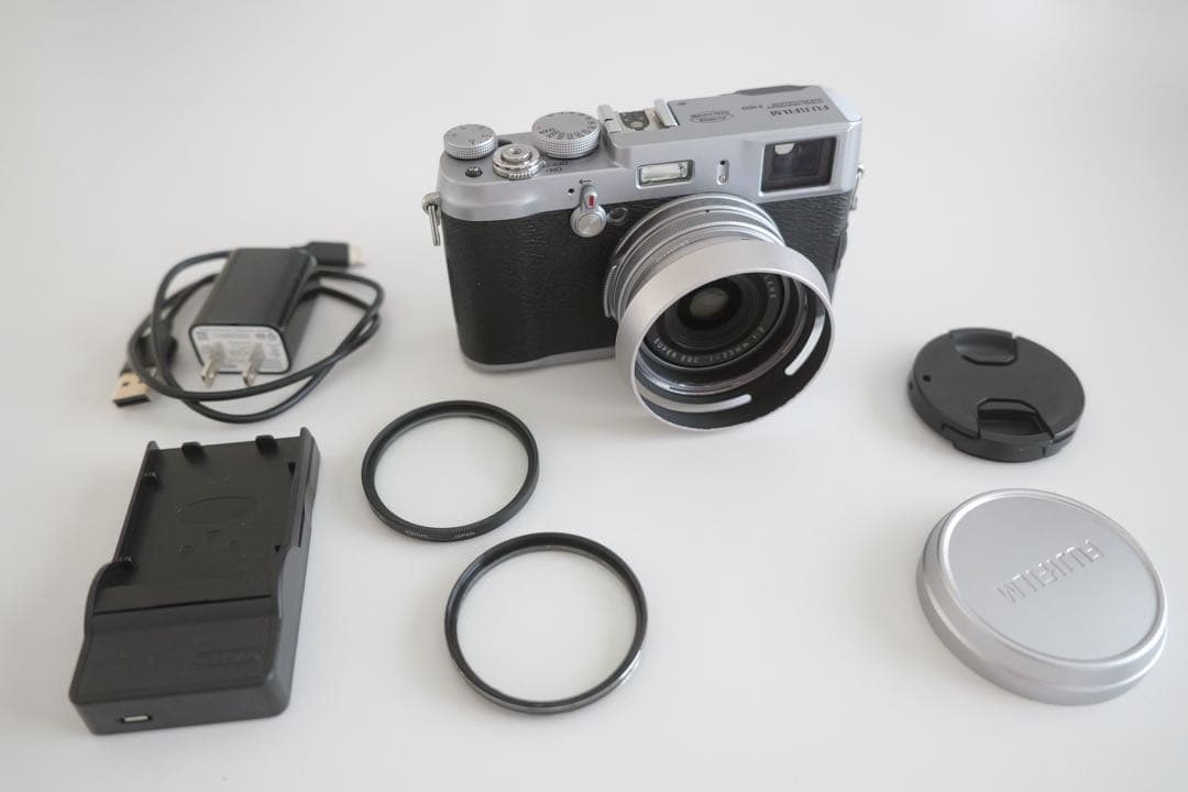 美品 fujifilm X100 オールドコンデジ　SDカード付　アクセサリ付