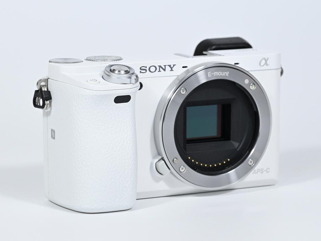 【ほぼ新品】 SONY α6000 レンズキット 《ショット数91》