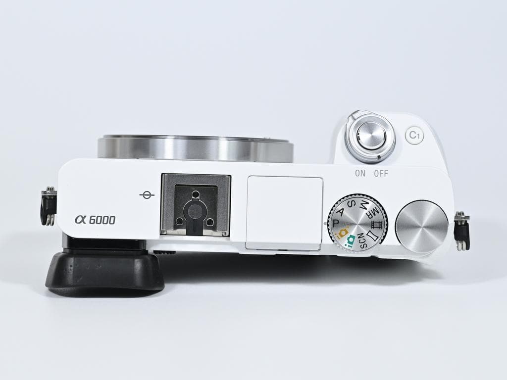 【ほぼ新品】 SONY α6000 レンズキット 《ショット数91》