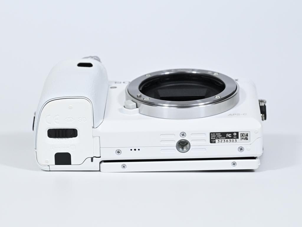【ほぼ新品】 SONY α6000 レンズキット 《ショット数91》