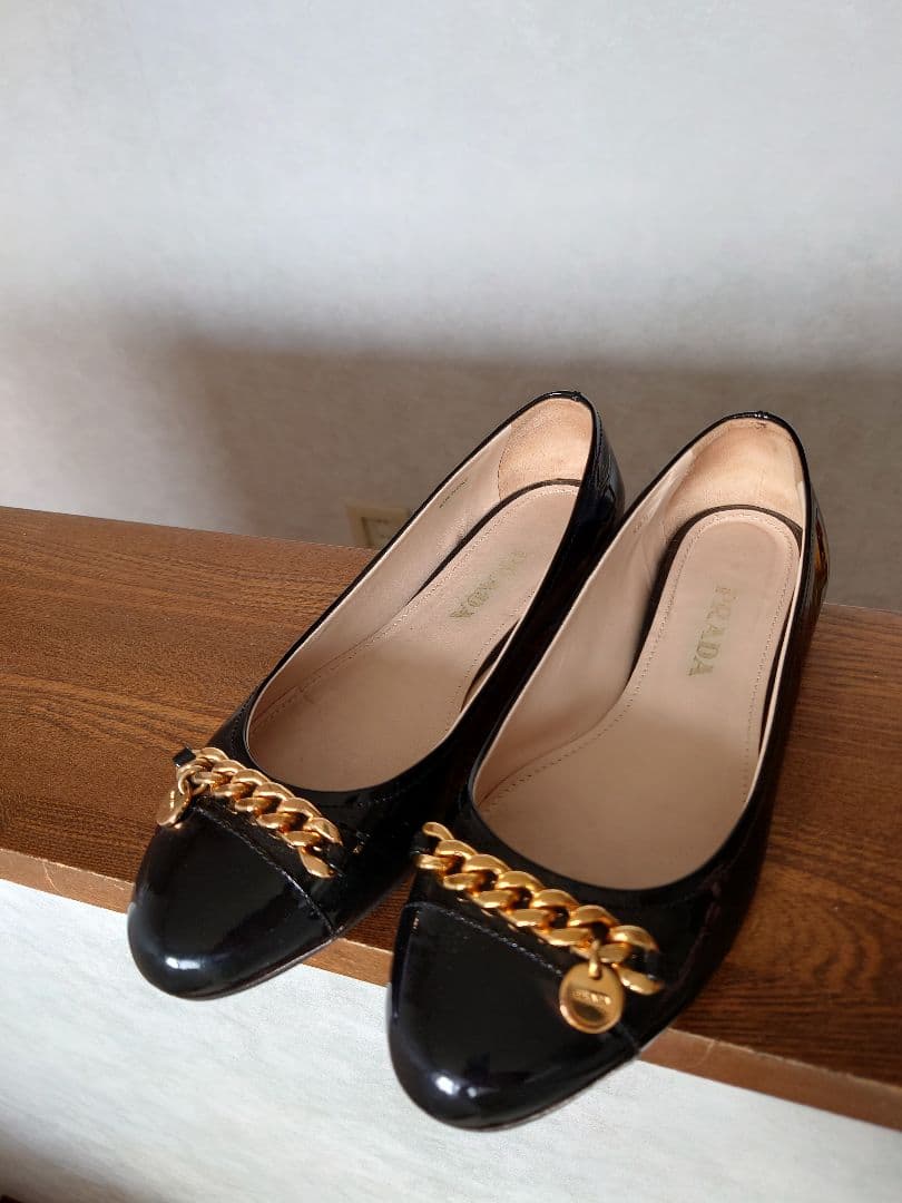 PRADA ブラック フラットシューズ ゴールドチェーン　サイズ381/2