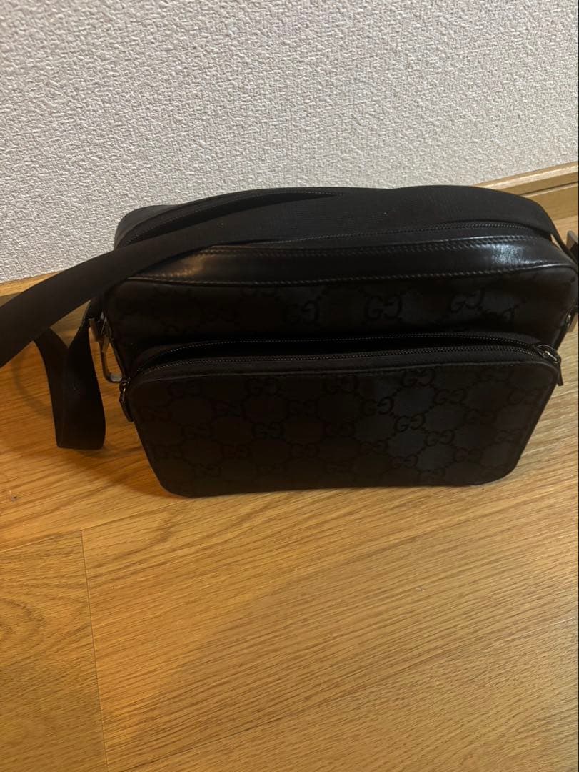 GUCCI ブラックショルダーバッグ GGパターン