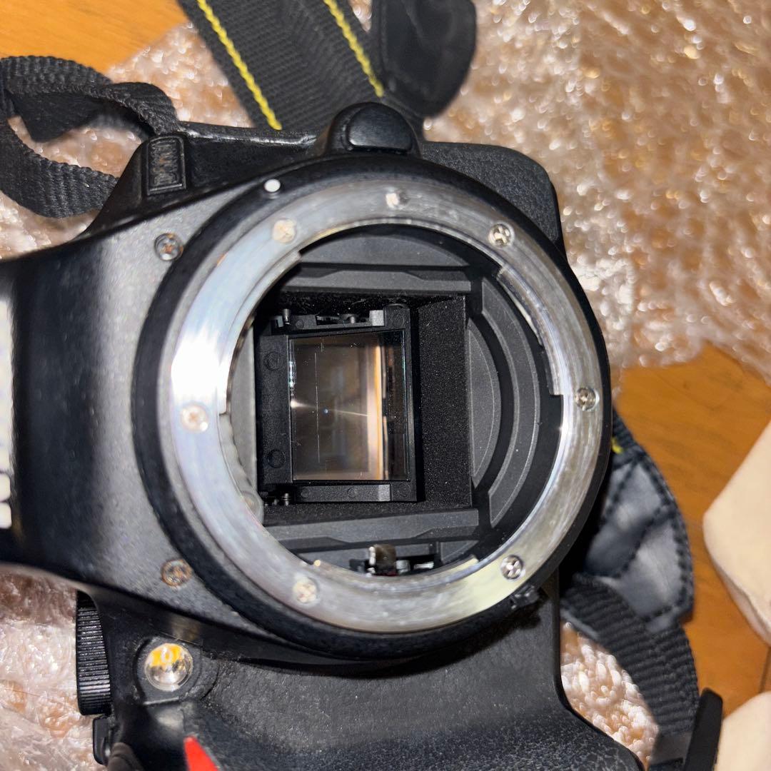 Nikon D5600 ダブルズームキット（中古）バッテリー4つ付 レンズ保護付