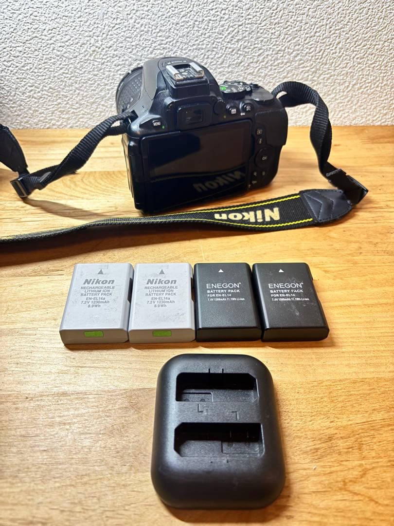 Nikon D5600 ダブルズームキット（中古）バッテリー4つ付 レンズ保護付