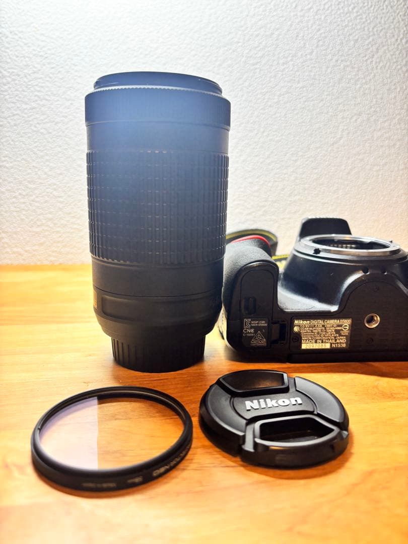 Nikon D5600 ダブルズームキット（中古）バッテリー4つ付 レンズ保護付