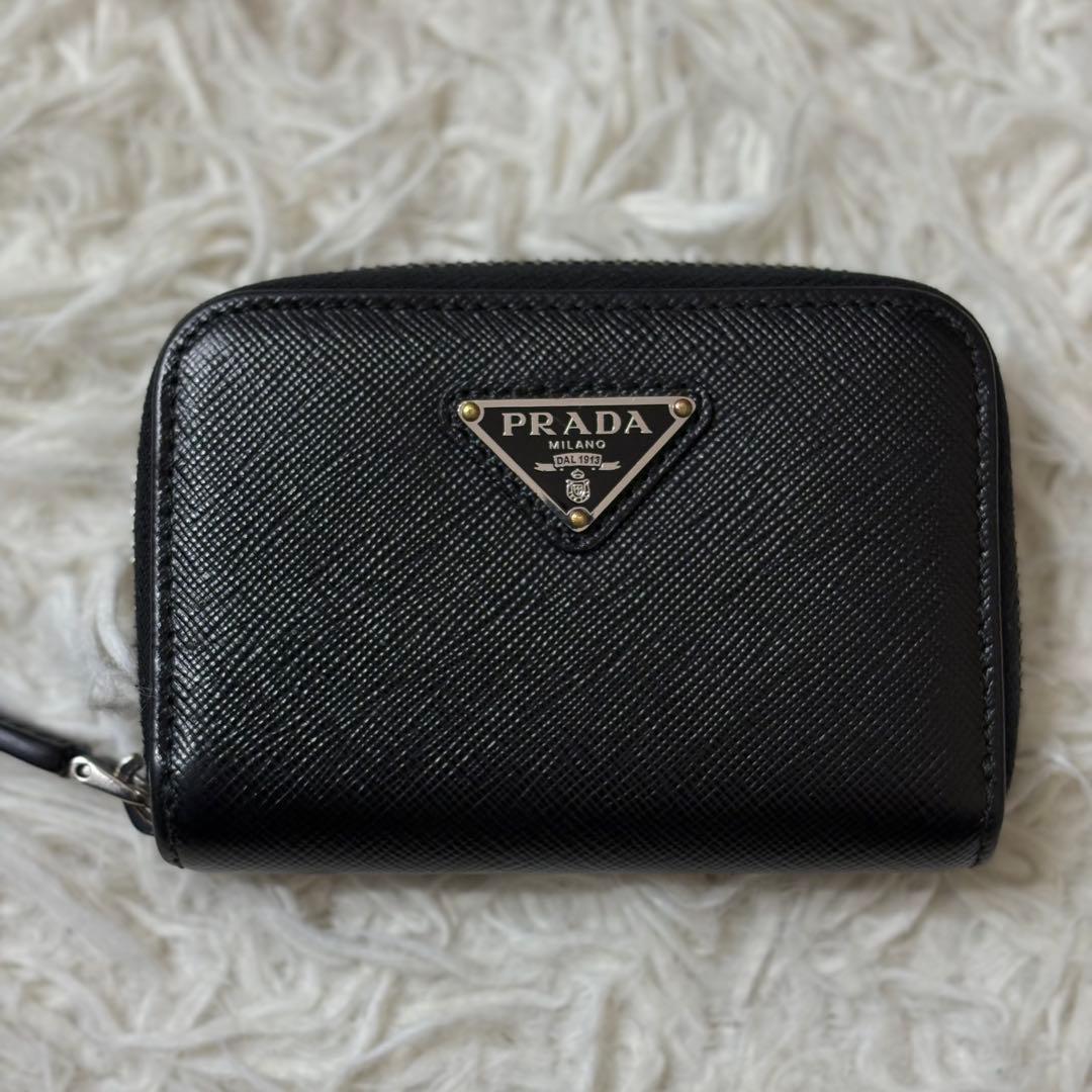 PRADA ブラック ケース サフィアーノレザー　ラウンドジップ