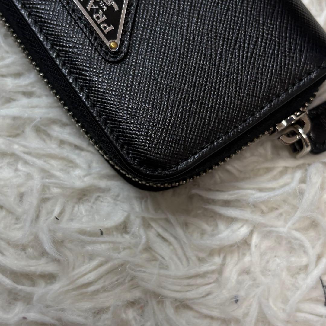 PRADA ブラック ケース サフィアーノレザー　ラウンドジップ