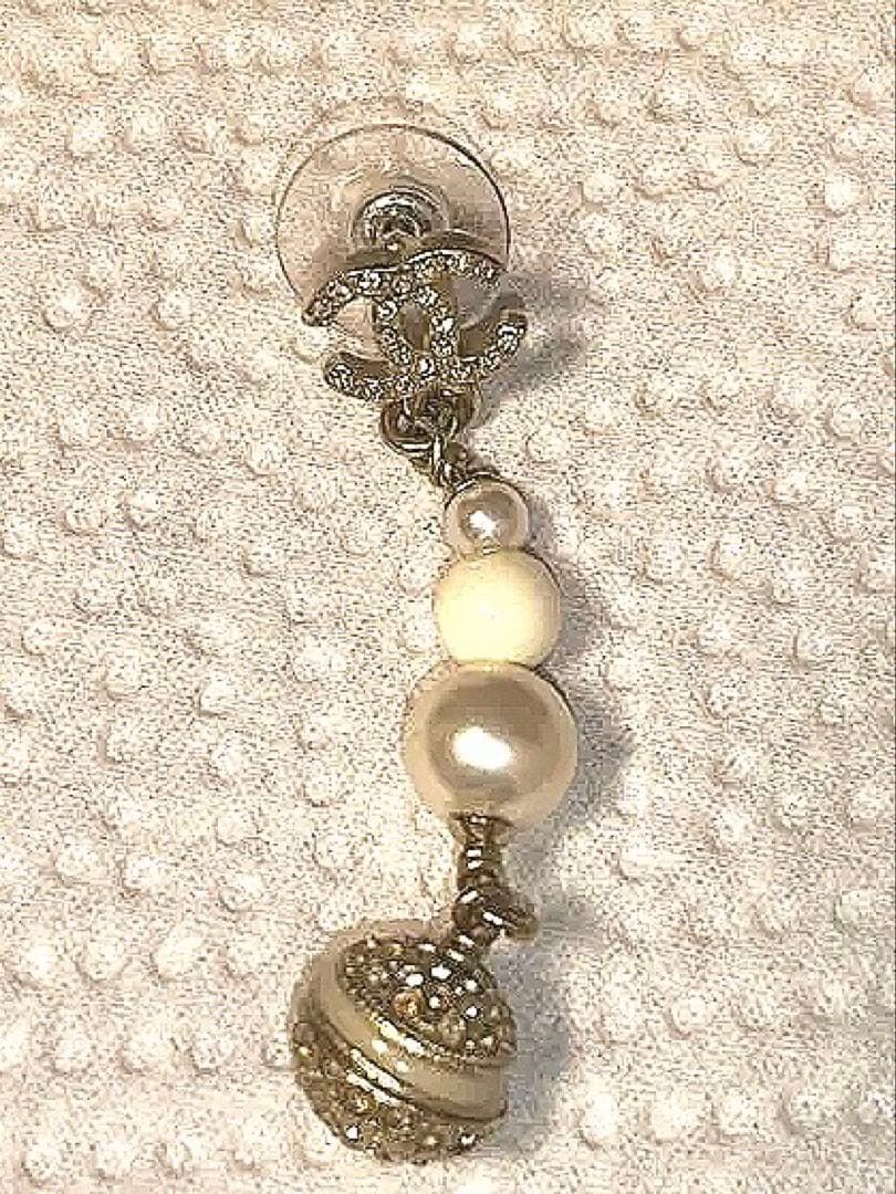 CHANEL エレガントなシルバーとホワイトの片耳用ピアス