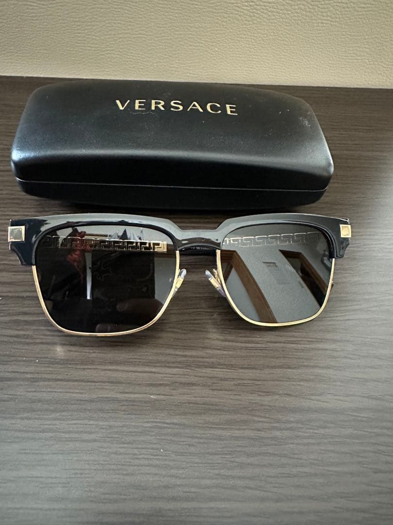 VERSACE サングラス　ブラック×ゴールド