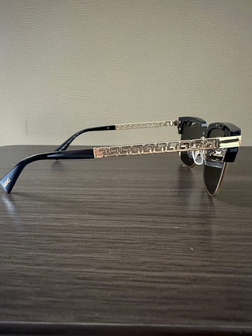 VERSACE サングラス　ブラック×ゴールド