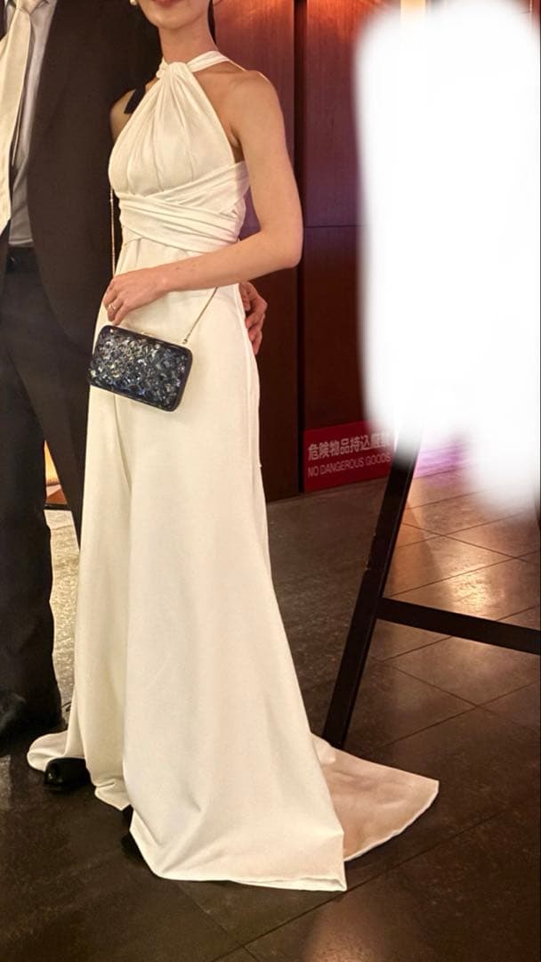 ホワイトホルターネックバックオープンドレス